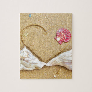Puzzle coeur dans le sable avec coquillages