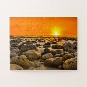 Puzzle Coucher de soleil sur la plage rocheuse