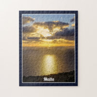 Coucher de soleil sur l'île de la mer Méditerranée