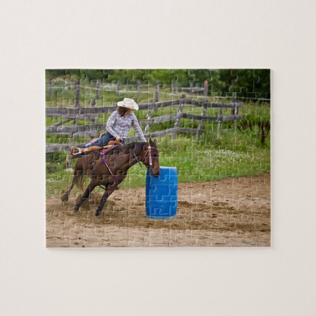 Puzzle Cowgirl à cheval pratiquant la course de baril dan (Horizontal)