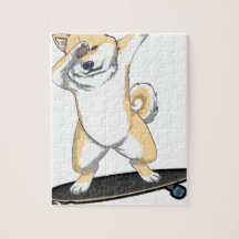 Dabbinbg Shiba Inu sur la tasse de café de planche