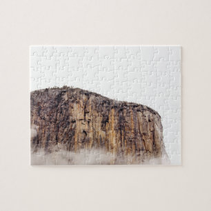 Puzzle Falaise pure se levant au-dessus des nuages