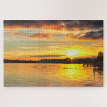 Faune sur le coucher du soleil de lac