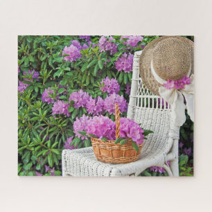 Puzzle fauteuil en osier dans le jardin azalea