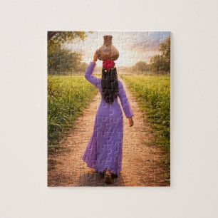 Puzzle Femme portant un pot à eau en argile