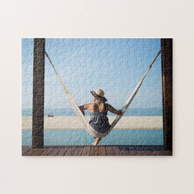 Puzzle Femme s'asseyant sur un hamac à un petit hôtel (Horizontal)