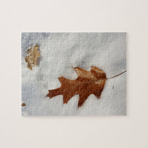 Puzzle feuille de chêne sur la neige