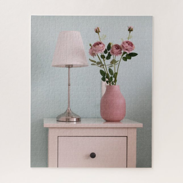 Puzzle Fleurs | Roses rose pâle sur le stand de nuit (Vertical)