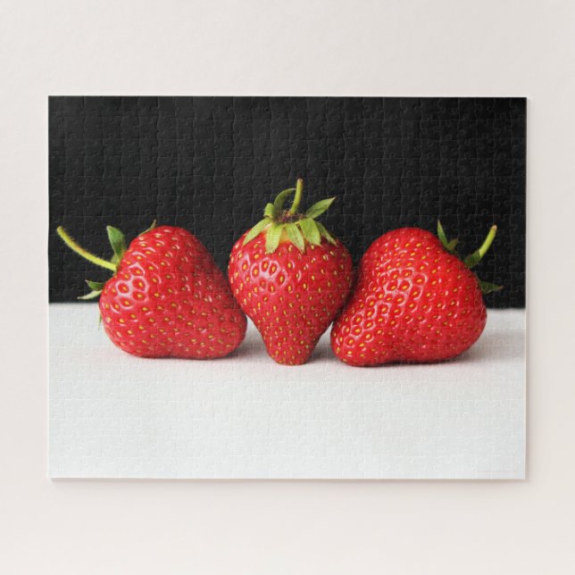 Puzzle Fraises sur noir sur blanc 16x20 520pc jpcna (Horizontal)