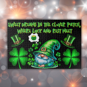 Puzzle Gnome mignonne St Patrick dormant sur noir  
