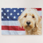 Goldendoodle avec drapeau américain