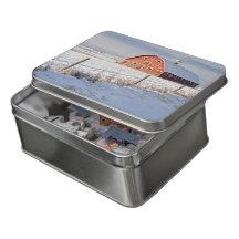 Grange rouge dans un paysage couvert de neige