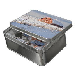 Puzzle Grange rouge dans un paysage couvert de neige