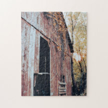 Grange rustique, enveloppée dans les teintes dorée