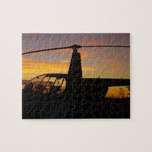 Puzzle hélicoptère Robinson R44 au coucher du soleil