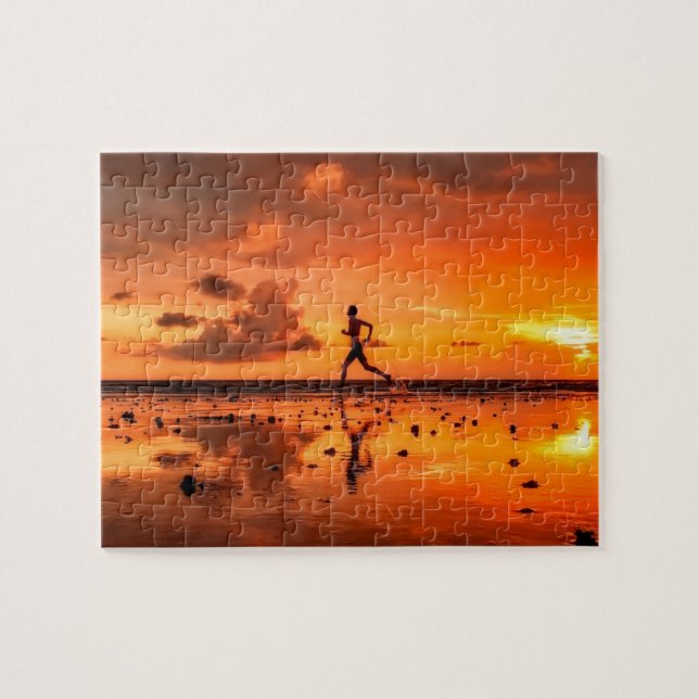 Puzzle Homme courant sur la plage au coucher du soleil (Horizontal)