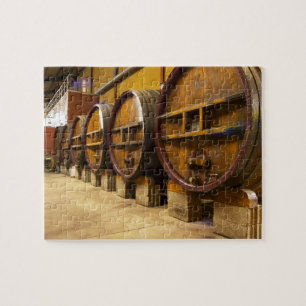 Puzzle La cave vinicole avec de grands vieux fûts en bois