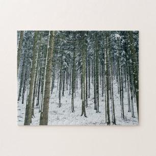 Puzzle La neige de paysage de forêt d'hiver a couvert des