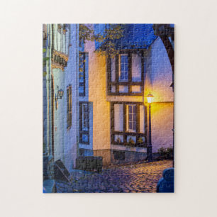 Puzzle Lampe de rue allumée sur une rue pavée
