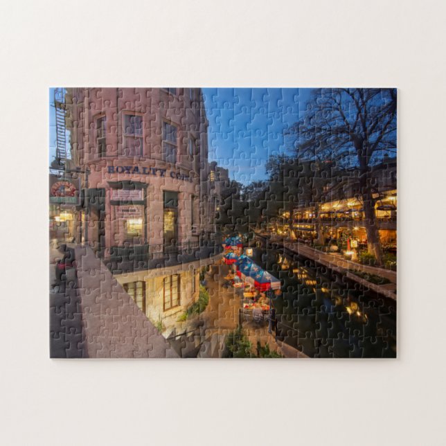 Puzzle Le Riverwalk À Dusk Dans Le Centre-Ville De San An (Horizontal)