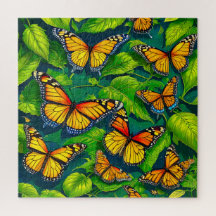 Les papillons Monarch sur les Feuilles verts luxur