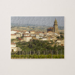 Puzzle Les rangées de vignes au premier plan encadrent le