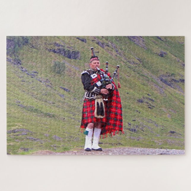 Puzzle Lone Scottish bagpiper, Highlands, Écosse (Horizontal)