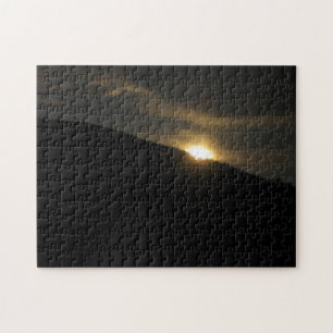 Puzzle Lune au-dessus de Solid Black Mountain Photo Chall
