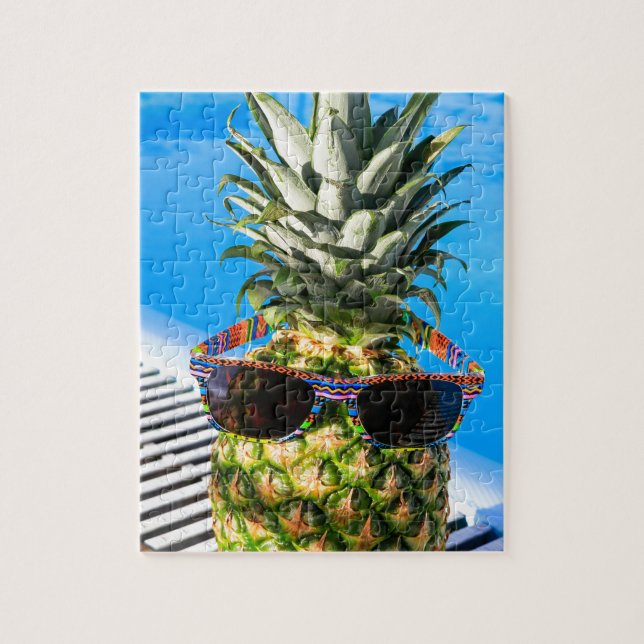 Puzzle Lunettes de soleil de port d'ananas à la piscine (Vertical)