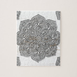 Puzzle Mandala sur le bois blanc
