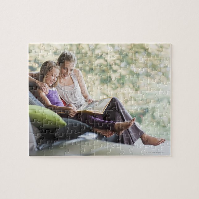 Puzzle Mère et fille lisant le livre d'histoires (Horizontal)