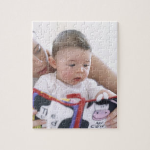 Puzzle Mère lisant à bébé garçon. Visages d'une mère