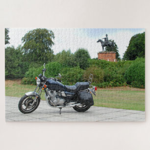 Puzzle Motocyclette de Suzuki devant la statue de