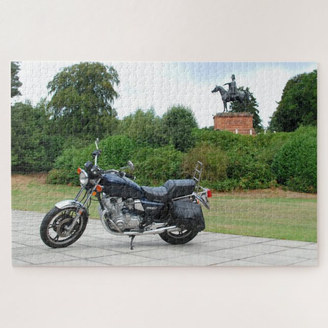 Puzzle Motocyclette de Suzuki devant la statue de (Horizontal)