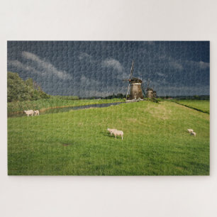Puzzle Moutons avec moulins à vent sous des nuages sombre