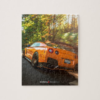 Puzzle Nissan GT-R orange déchirant par des rues de