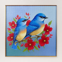 Oiseaux bleus colorés perchés parmi les fleurs rou