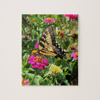 Puzzle Papillon jaune dans le jardin de Zinnia