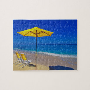 Puzzle Parapluie de plage jaune et chaises sur une plage 