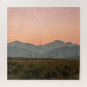 Puzzle Paysage de montagnes d'herbe sauvage au coucher de