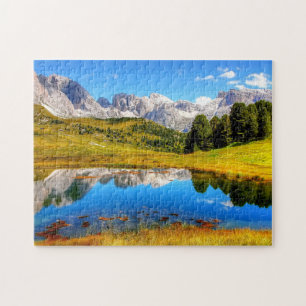 Puzzle Paysage vert avec étang et montagnes neigeuses
