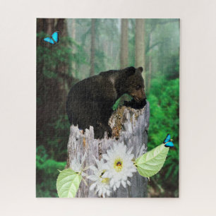 Puzzle Petit ourson brun sur une souche d'arbre,