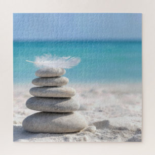 Puzzle Plume blanc sur un cairn de plage