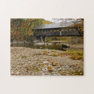 Puzzle Pont couvert de la rivière à l'automne
