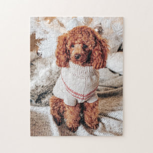 Puzzle Poodle rouge en chandail sous un sapin de Noël