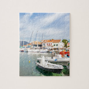 Puzzle Port grec avec des bateaux à voile dans Fiskardo