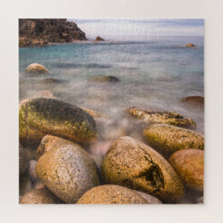 Puzzle Porth Nanven est une crique rocheuse près de Land'
