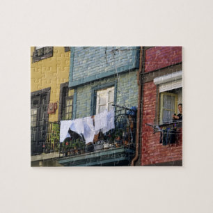 Puzzle Portugal, Porto (Porto). Femme suspendant du linge