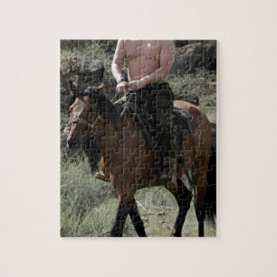 Puzzle Poutine sans chemise monte un cheval