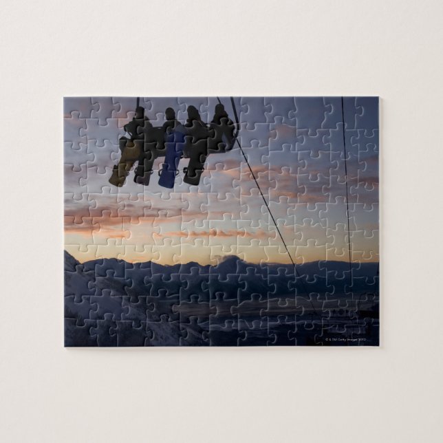 Puzzle Quatre snowboarders sont en silhouette sur un remo (Horizontal)